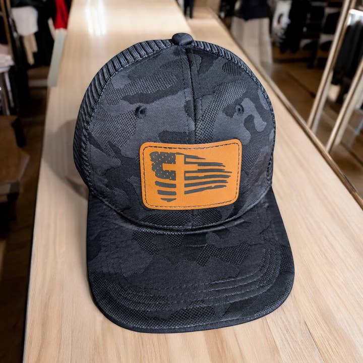 Cross USA Flag Læderpatch Sort Camo Truckerhat for engroshandel hos 2A Solutions