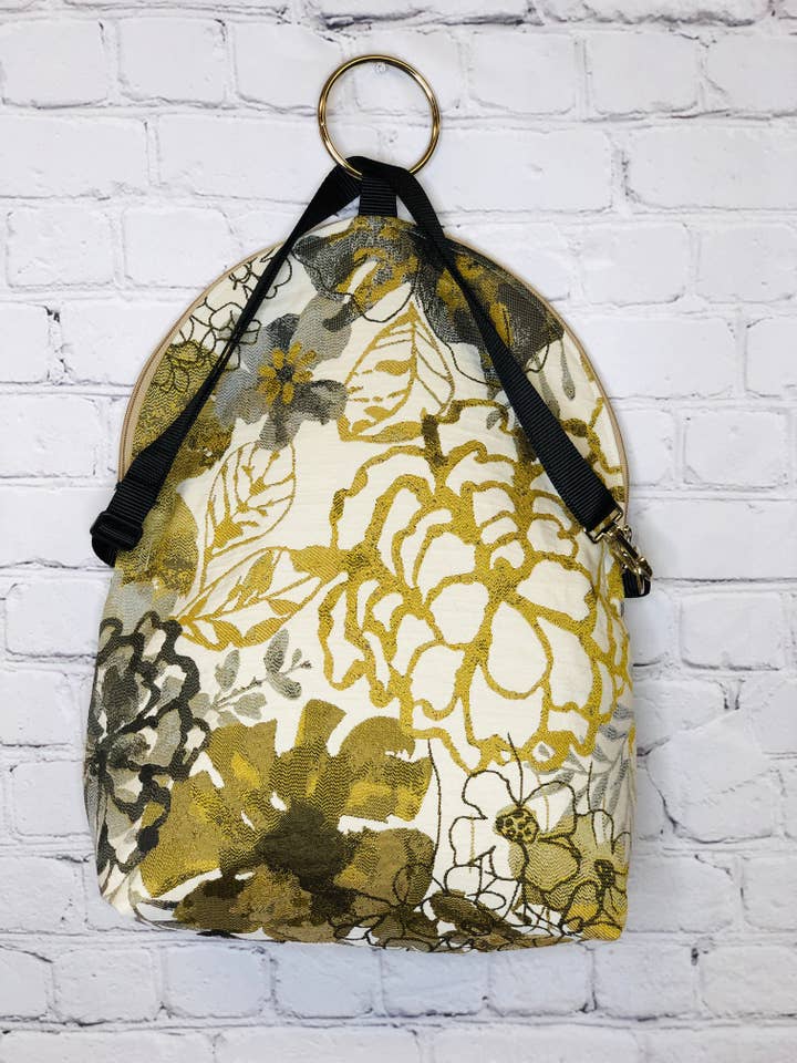 Sac à bandoulière et sac à dos Bare my Soul pour la vente par Kindred Spirit Style