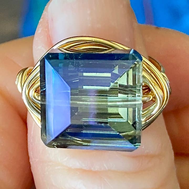 Anello quadrato blu avvolto in filo dorato con cristalli, motivo: cocktail per la vendita all'ingrosso da parte di Marble Designs Jewelry