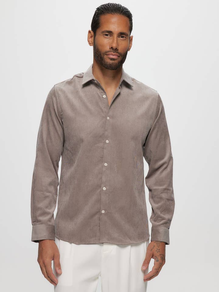 Chemise à manches longues en velours côtelé stretch, coloris stone pour la vente par Julian & Mark