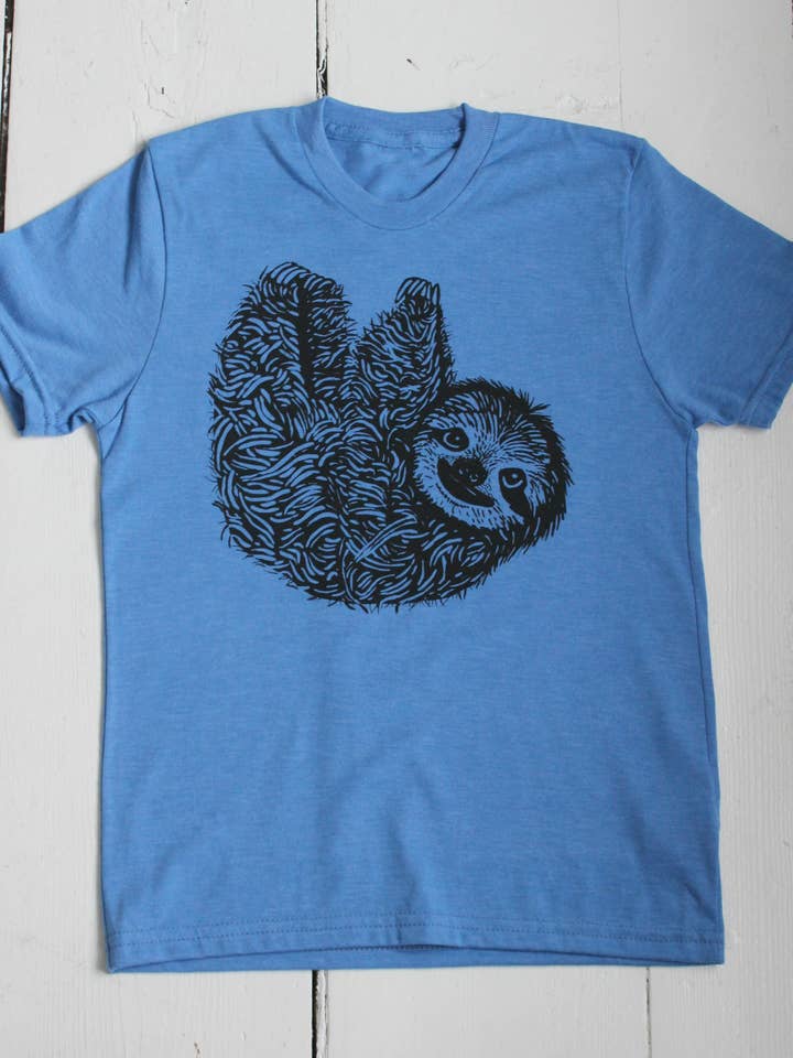 Camiseta Organic Sloth para niños en azul - Camiseta suave para niños para venta al por mayor de Hearth and Harrow