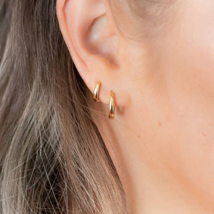 Uppsättning av 4 18k guld Vermeil Huggie Hoops - guld kram Hoops för wholesale av The Curated Lobe