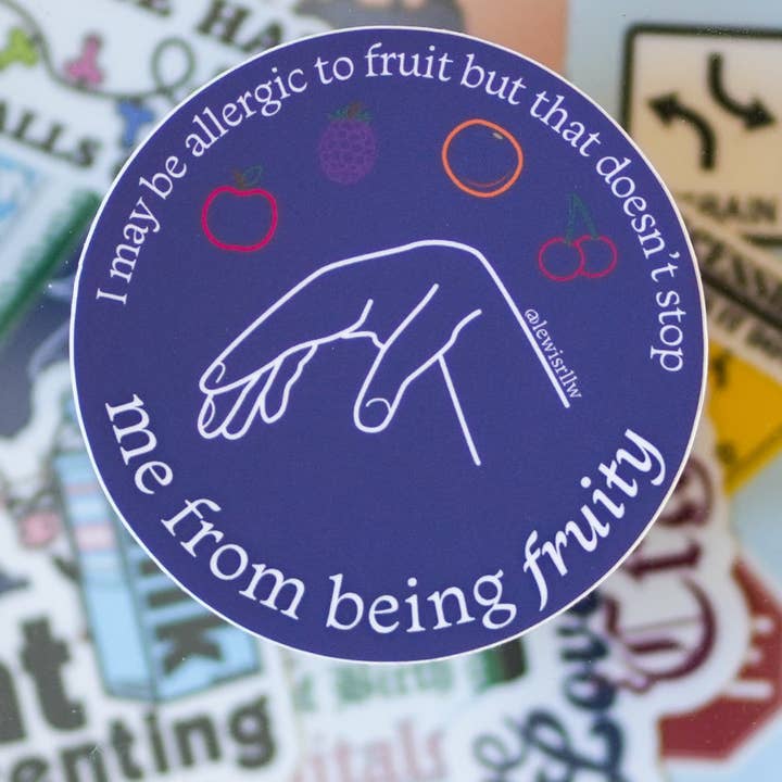 Pegatina «Puedo ser alérgico a la fruta, pero eso no me detiene» para venta al por mayor de Salted Fruit Shop