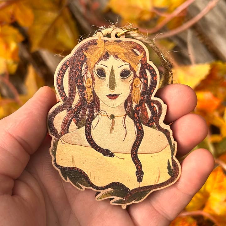 Ornement Méduse en bois pour la vente par Glitter and Toadstools