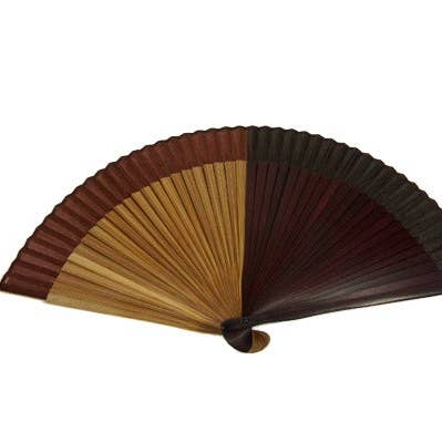Éventail pliant en soie à quatre sections marron et brun, bambou bicolore pour la vente par World Treasure Trading