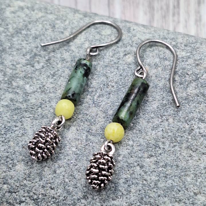 Boucles d'oreilles Boho Pomme de pin – Turquoise africaine, Jaspe péridot pour la vente par Harper House Studio