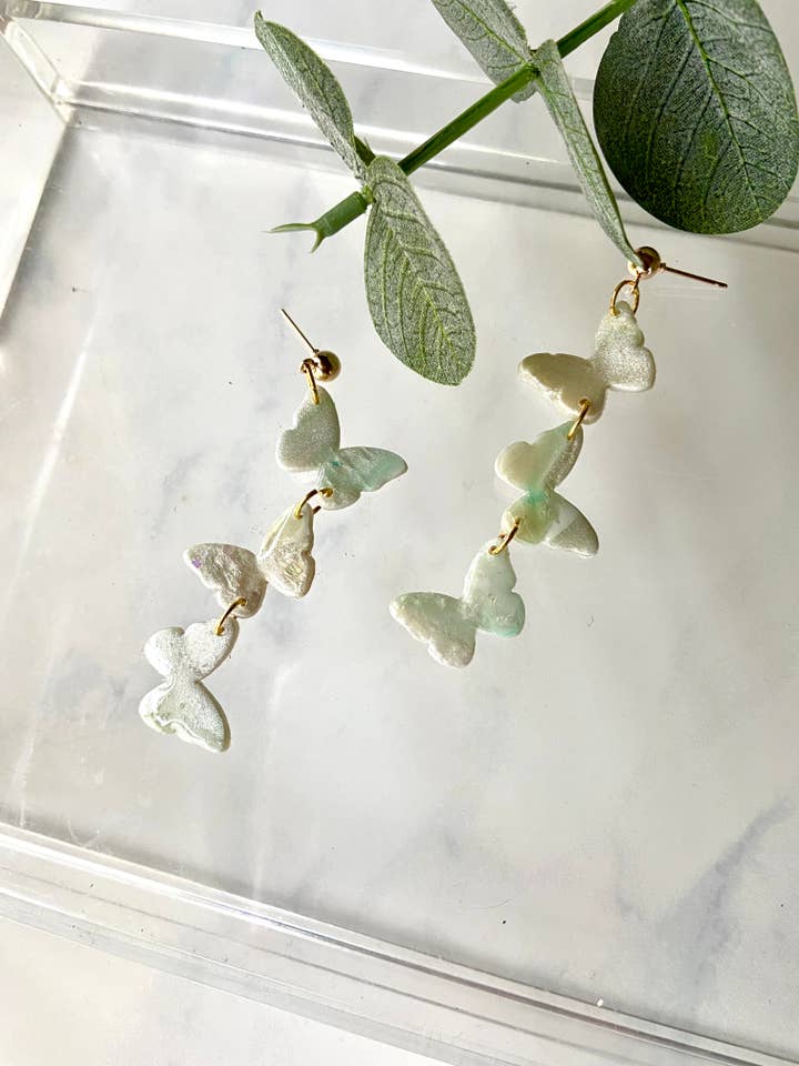 Groene parelachtige drielaagse vlinderoorbellen met bungelende oorbellen voor wholesale door Everything Ky and I