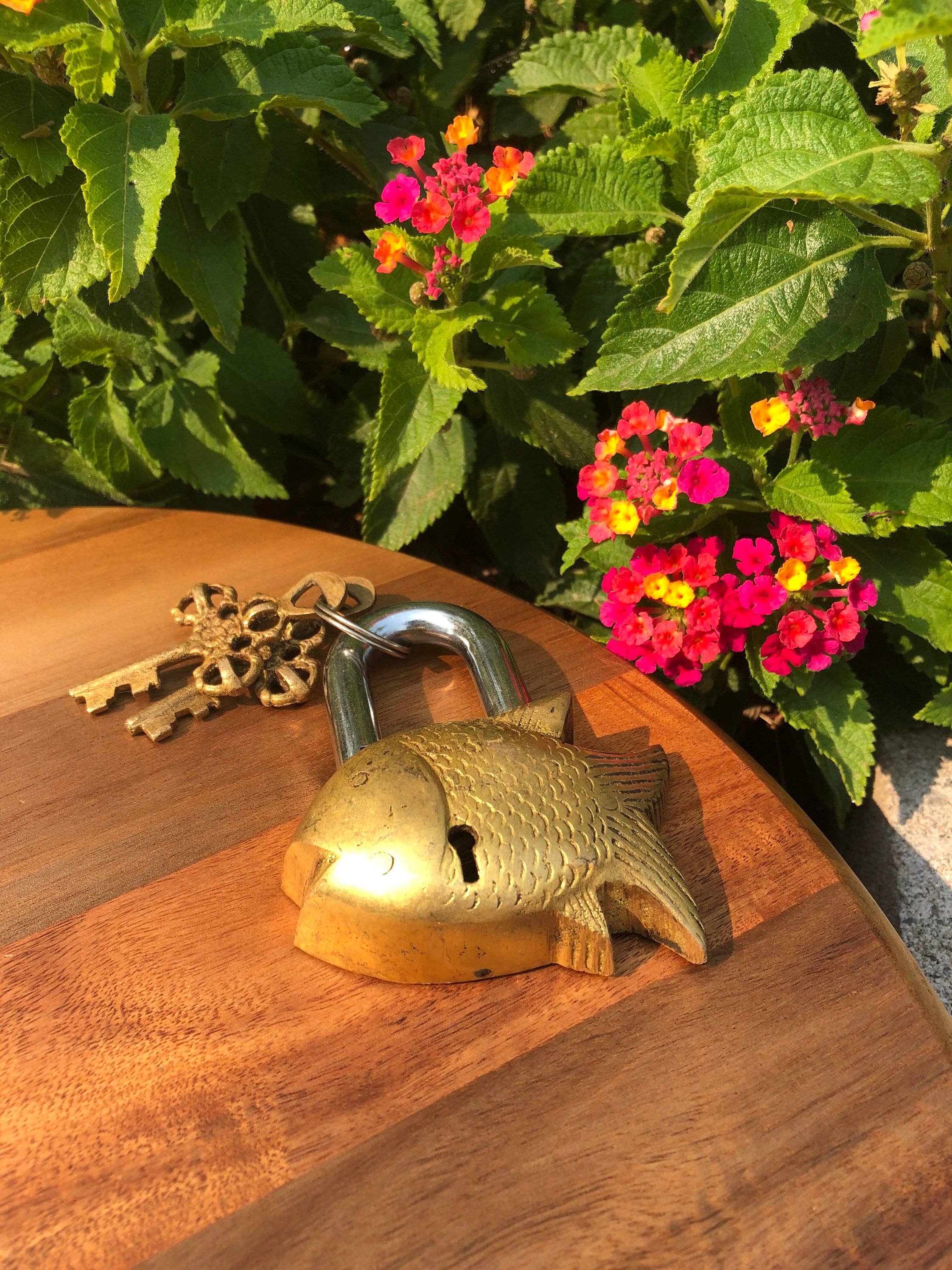 Like International – Objeto de mesa decorativo por atacado – Pequeno Cadeado de Latão em Forma de Peixe Tamanho Fofo Cadeado de Enigma Budista Vintage1