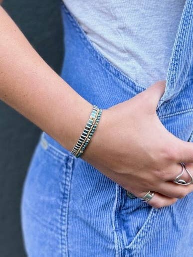 Bracelet en perles Tila rayé vert brillant et blanc | Enroulement bohème extensible fait main en or ou argent pour la vente par Lady Bird Market