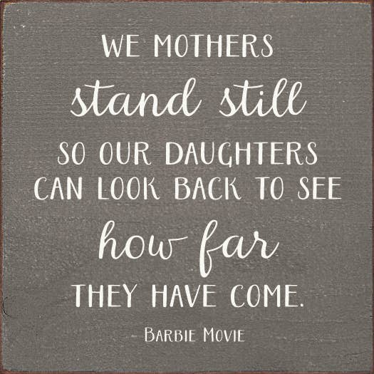 SAWDUST CITY - Venta al por mayor Letreros - Las madres nos quedamos quietas para que nuestras hijas (Barbie Movie)0