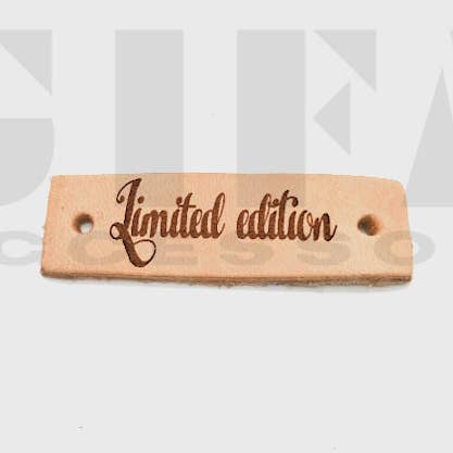 Gifa Accessori – wholesale Presentetikett – Läderetikett 5 cm x 1,5 cm med hål logotyp Limited edition0