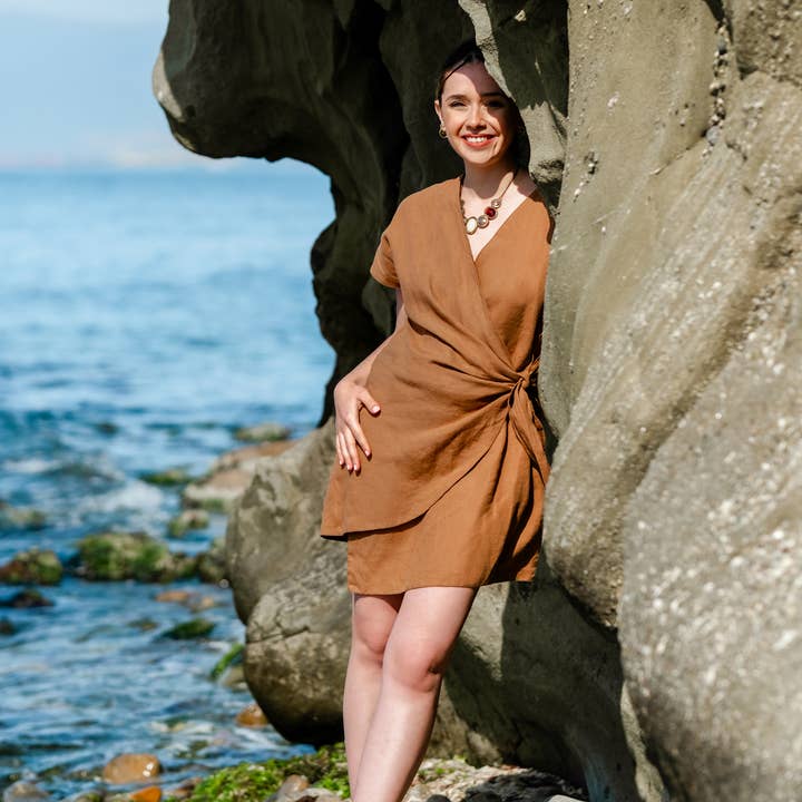 Linned sommeromslag mini kjole for engroshandel hos Moa