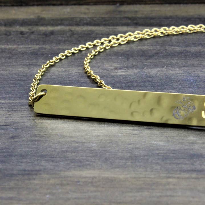 Collier barre martelée Dearest Wish pour la vente par DreamWood Rings