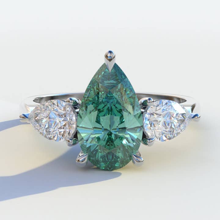 Bague en diamant de laboratoire taille poire verte de 3 carats dans un sertissage à griffes à 3 pierres - Lumineux pour la vente par Mohana Jewels - Luxury
