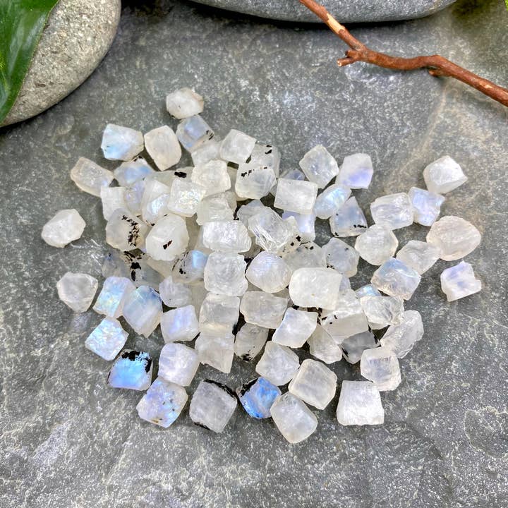 Earth Play Studios – Brincos de pino por atacado – Jóia de pedra da lua iridescente azul cru que cura o parafuso prisioneiro3