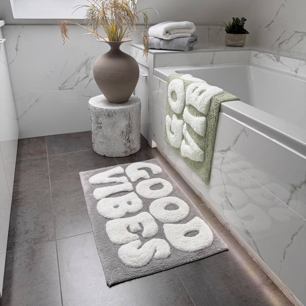 Allure Bath Fashions – Großhandel Badematte – Badteppich mit Aufschrift Good Vibes, rutschfester, handgetufteter Badteppich5