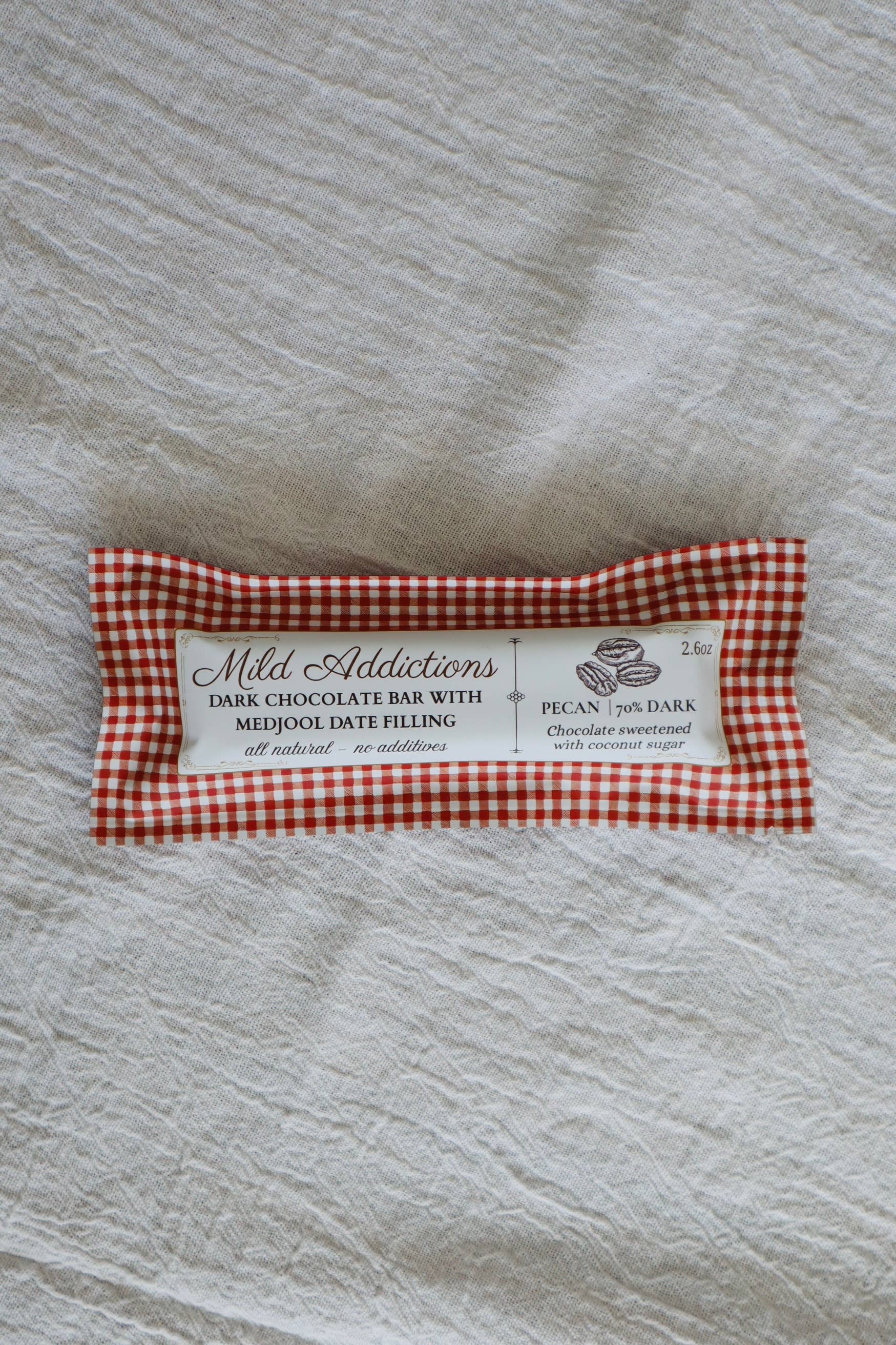 Mild Addictions – Großhandel Schokoriegel – Dunkle Schokoladentafel mit Pekannuss- und Medjool-Dattel-Füllung— 74 g1