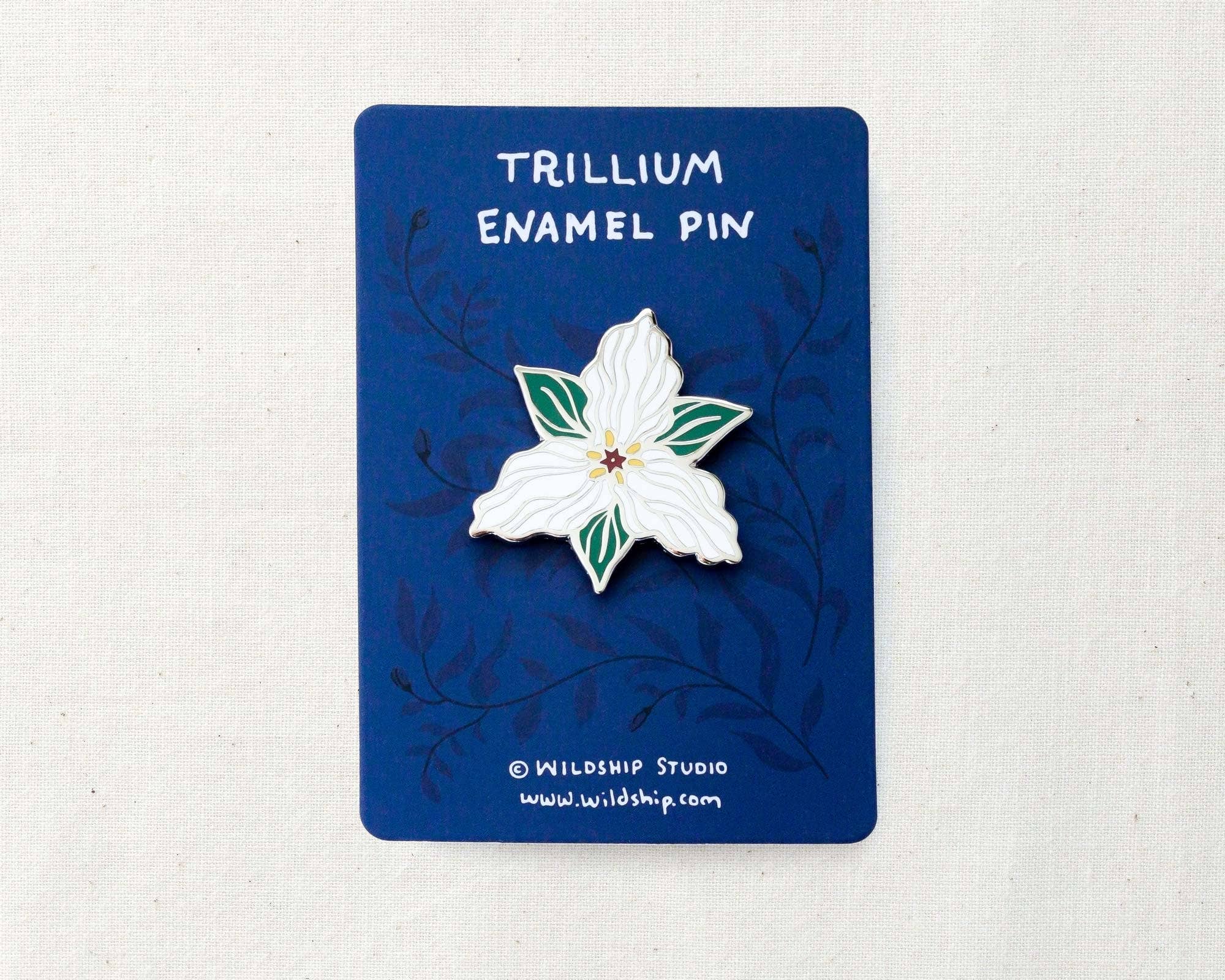Wildship Studio – wholesale Nål och knapp för kavajslag – Trillium Emalj Pin2