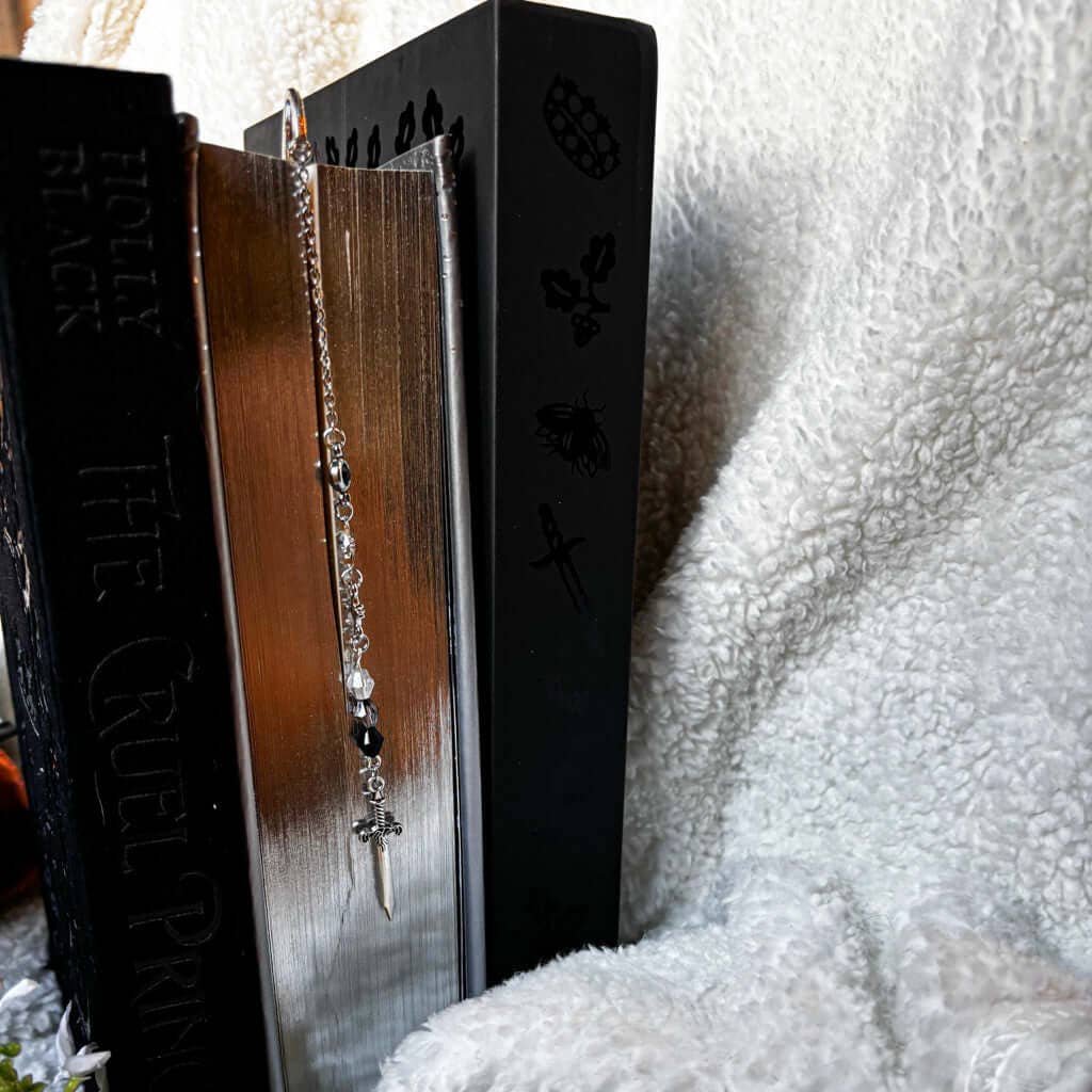 Bookish Queen - Vente Marque-page - Pendentif de Marque-page Perlé - Le Poignard3