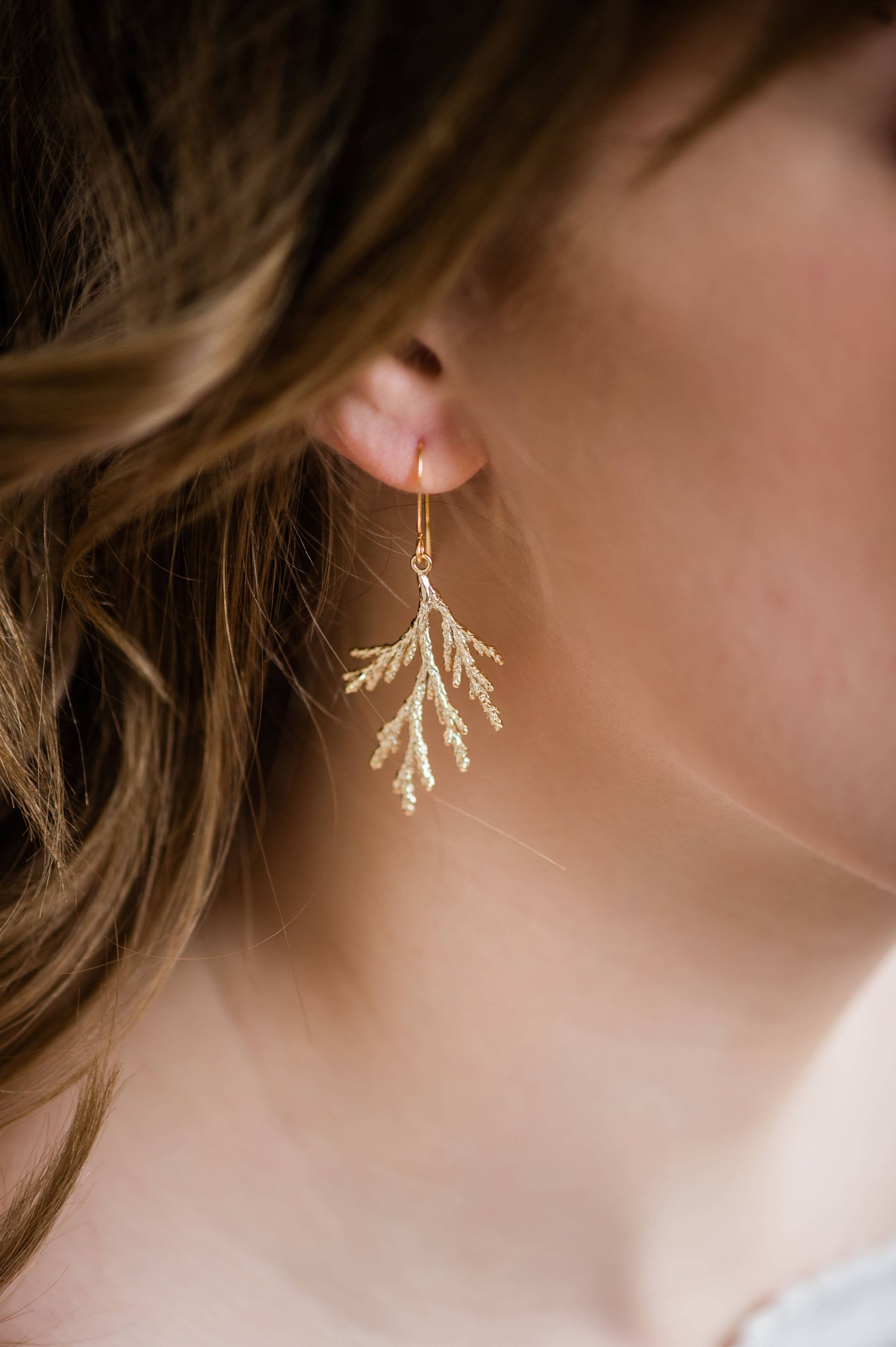 A Pocket of Posies - Vente Boucles d'oreilles pendantes - Boucles d'oreilles en forme de branche de cèdre (70