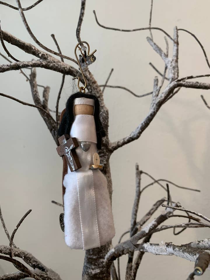 Décoration de poupée en bois Sainte Alice pour la vente par Our Saint Family