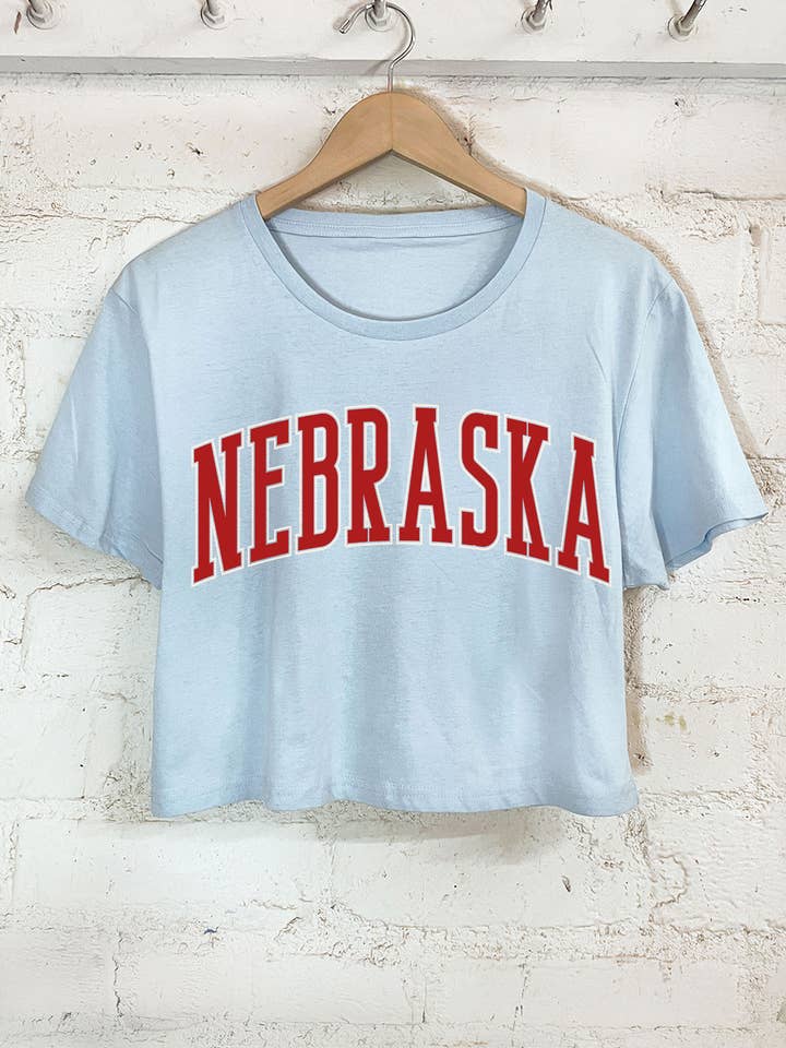 CROP TOP CURTO GRÁFICO DE NEBRASKA por atacado de Rustee Clothing