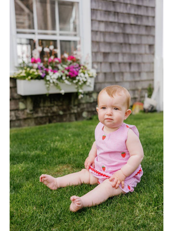 Piping Prints – Vestido - Crianças por atacado – Vestido de Morango em Seersucker Rosa2