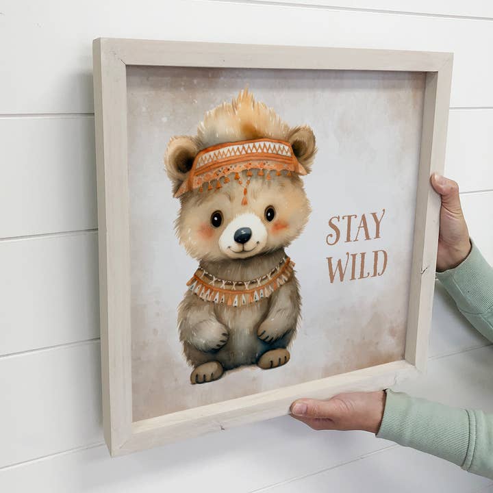Boho Cute Bear Stay Wild - Peinture sur toile pour chambre d'enfant - Encadré en bois pour la vente par Hangout Home