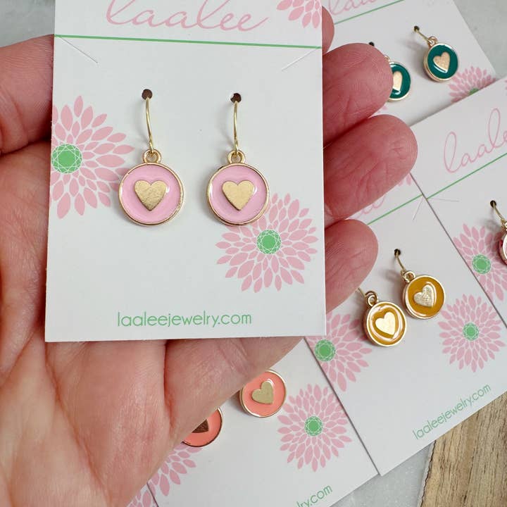 Bunte Herz-Anhängerohrringe, Kinderschmuck, Kinderohrringe für den Großhandel von Laalee Jewelry