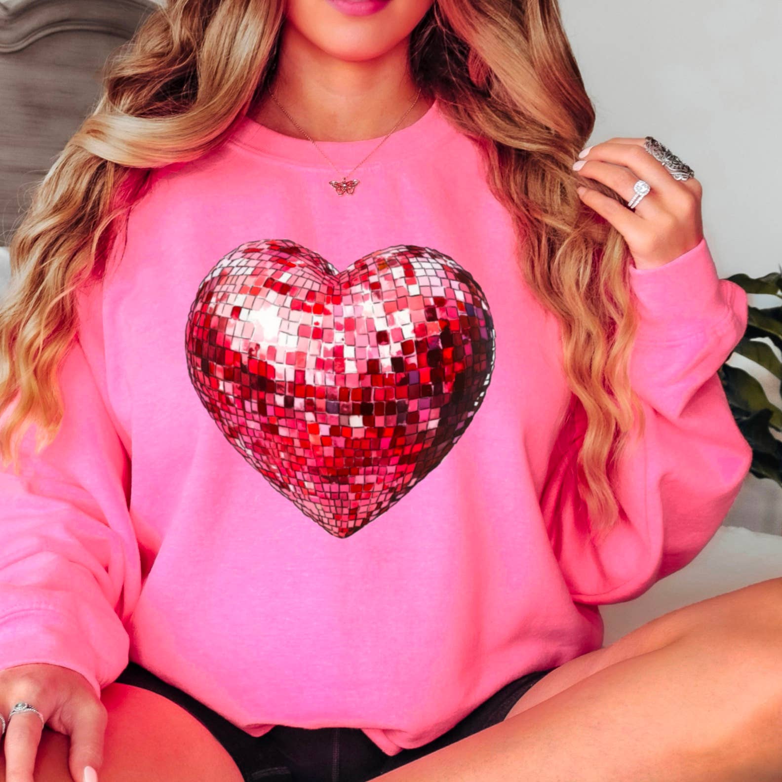 Shoppe SHC – Camisola gráfica - Mulher por atacado – Camisola com Bola de Espelhos em Forma de Coração | Camisola com Impressão em Serigrafia5