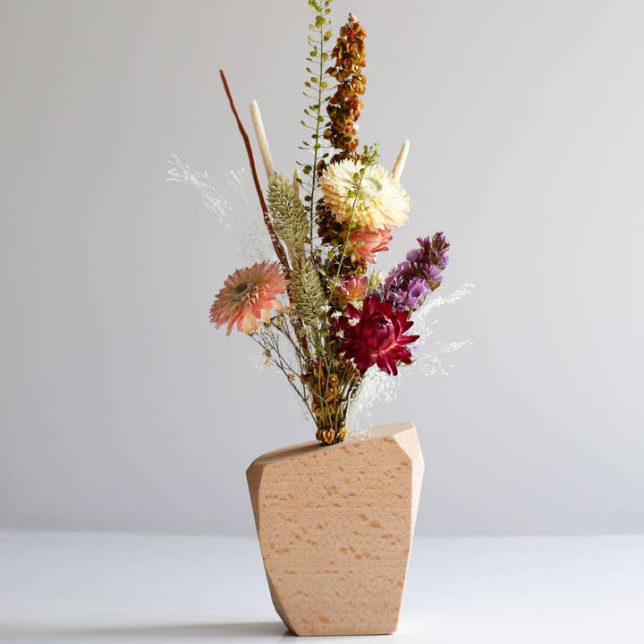 Camille-vas i naturligt bokträ med torkad blomsterbukett för wholesale av Atelier Débardeur