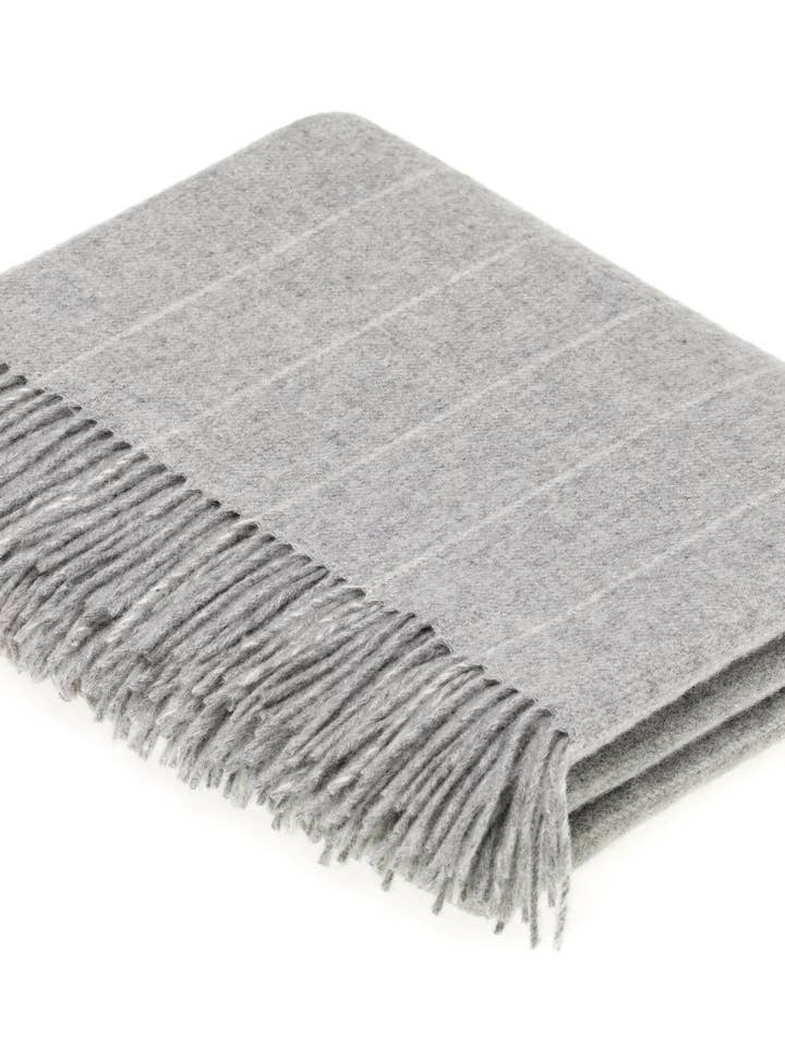 Copriletto e cuscino in lana di agnello merino gessato grigio Made in UK per la vendita all'ingrosso da parte di Bronte Moon