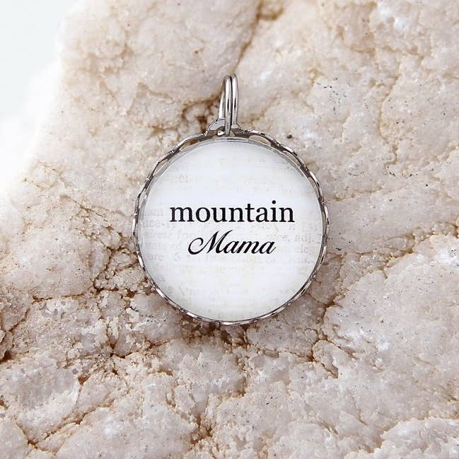 Breloque ronde Mountain Mama pour la vente par Jennifer Dahl Designs LLC