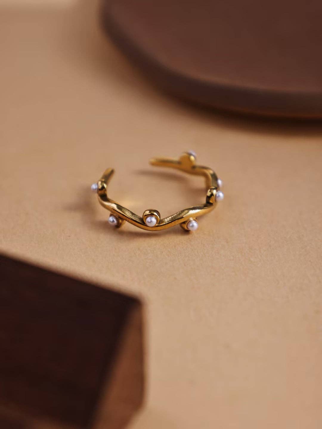 Revelari – Engroshandel Ring med sten – Guldring med perledetaljer1