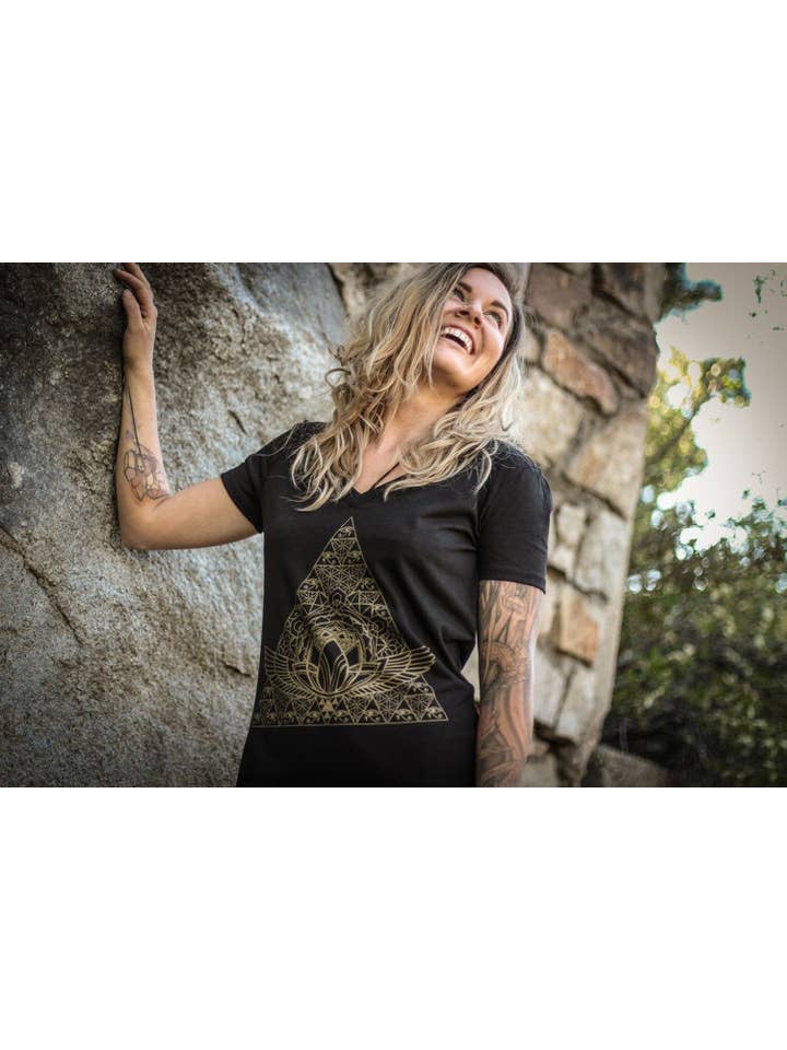 Sacred State Design - Venta al por mayor Camiseta serigrafiada - Mujer - Camisa de geometría sagrada egipcia con cuello en V y cáñamo de Horus Pyramid