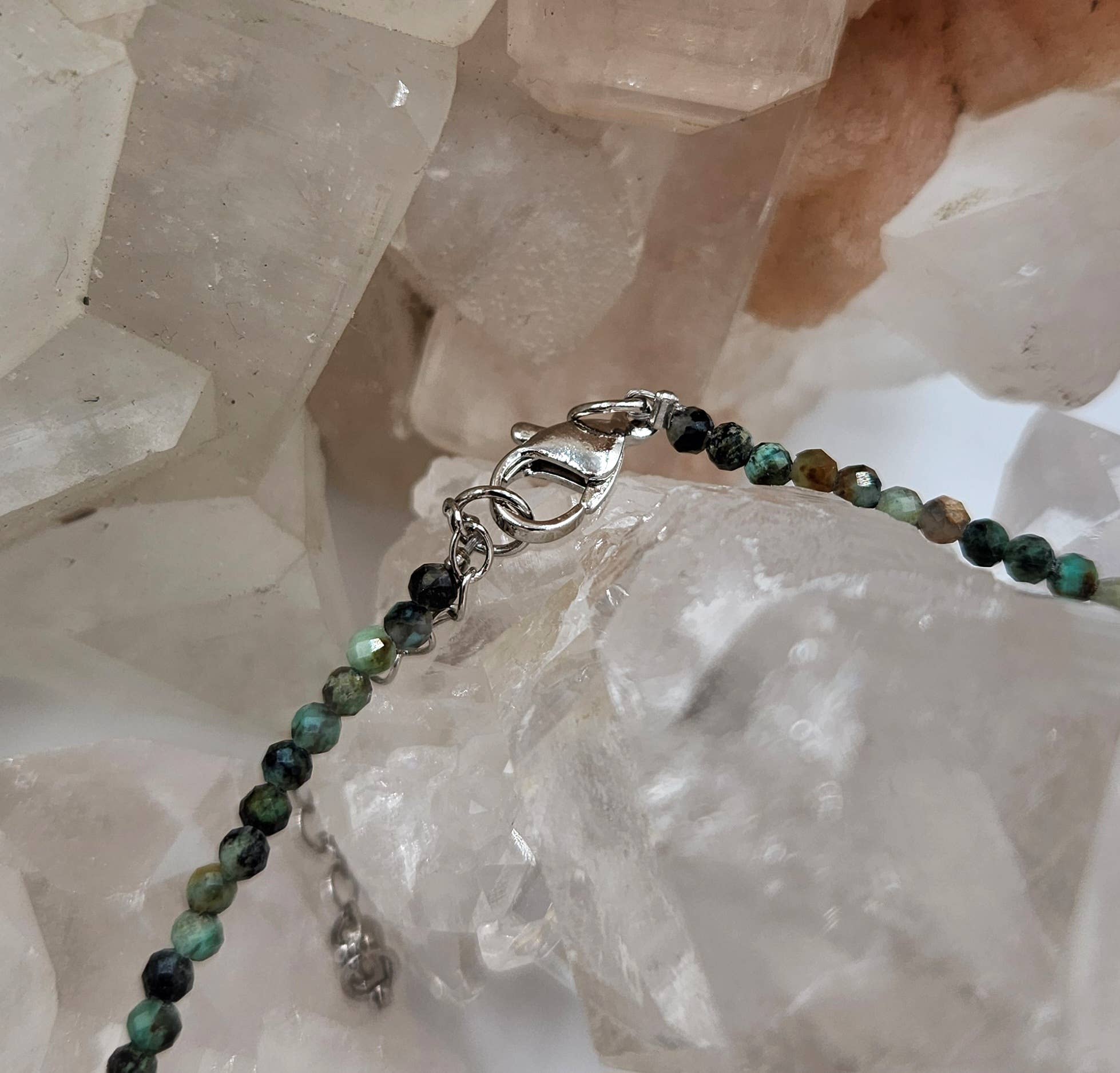 Meraki Gemstones - Vente Collier de perles - Collier à facettes en turquoise africaine de couleur argentée, 3 mm 2