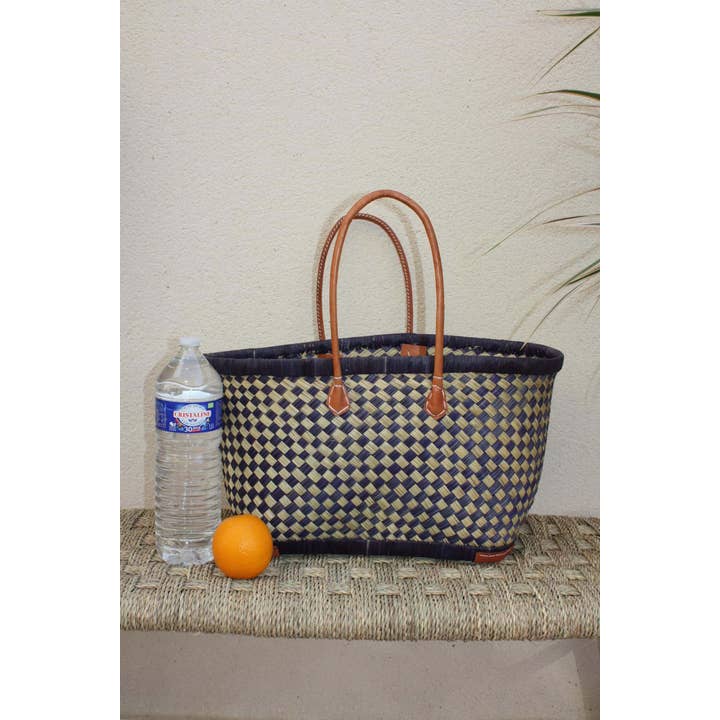 Boutique Huléti - Wholesale Kruidenierswinkel/boodschappentas - Mooi winkelmandje - MADAGASCAR - DAMIER blauwe en natuurlijke draagtas - handgemaakt - 3 maten om uit te kiezen - rieten rietje voor op het strand
