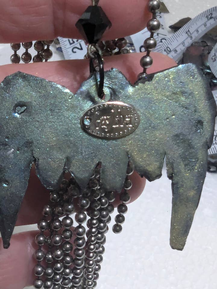 Collar de colmillos hecho a mano para Halloween por Sugar Gay Isber – ¡Único en su tipo, listo para enviar! Cadena de bolas de 24 pulgadas Unisex para venta al por mayor de Gay Isber Designs