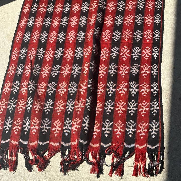 Office Objets - Wholesale Coverlet - Ikat, traditional Indonesian fabric from the island of Savu (Timor) red and black 2m25x7520