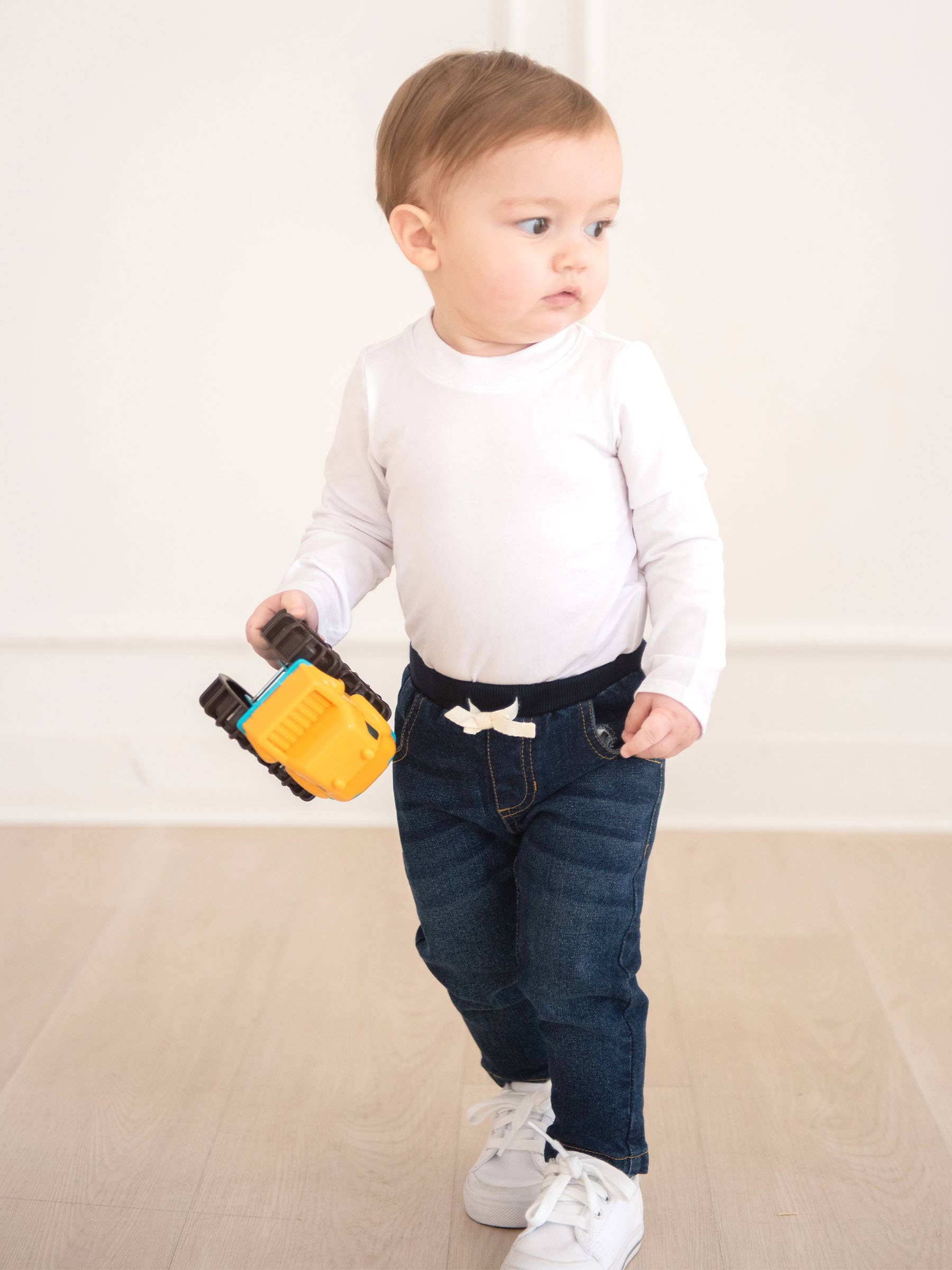 RuffleButts + RuggedButts - Vendita all'ingrosso Jeans - Bambini - Jeans elasticizzati da ragazzo in denim lavaggio medio con elastico in vita9