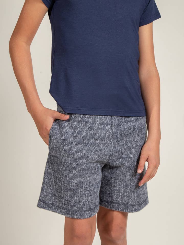 Short en maille douce pour garçon pour la vente par Mika Jaymes