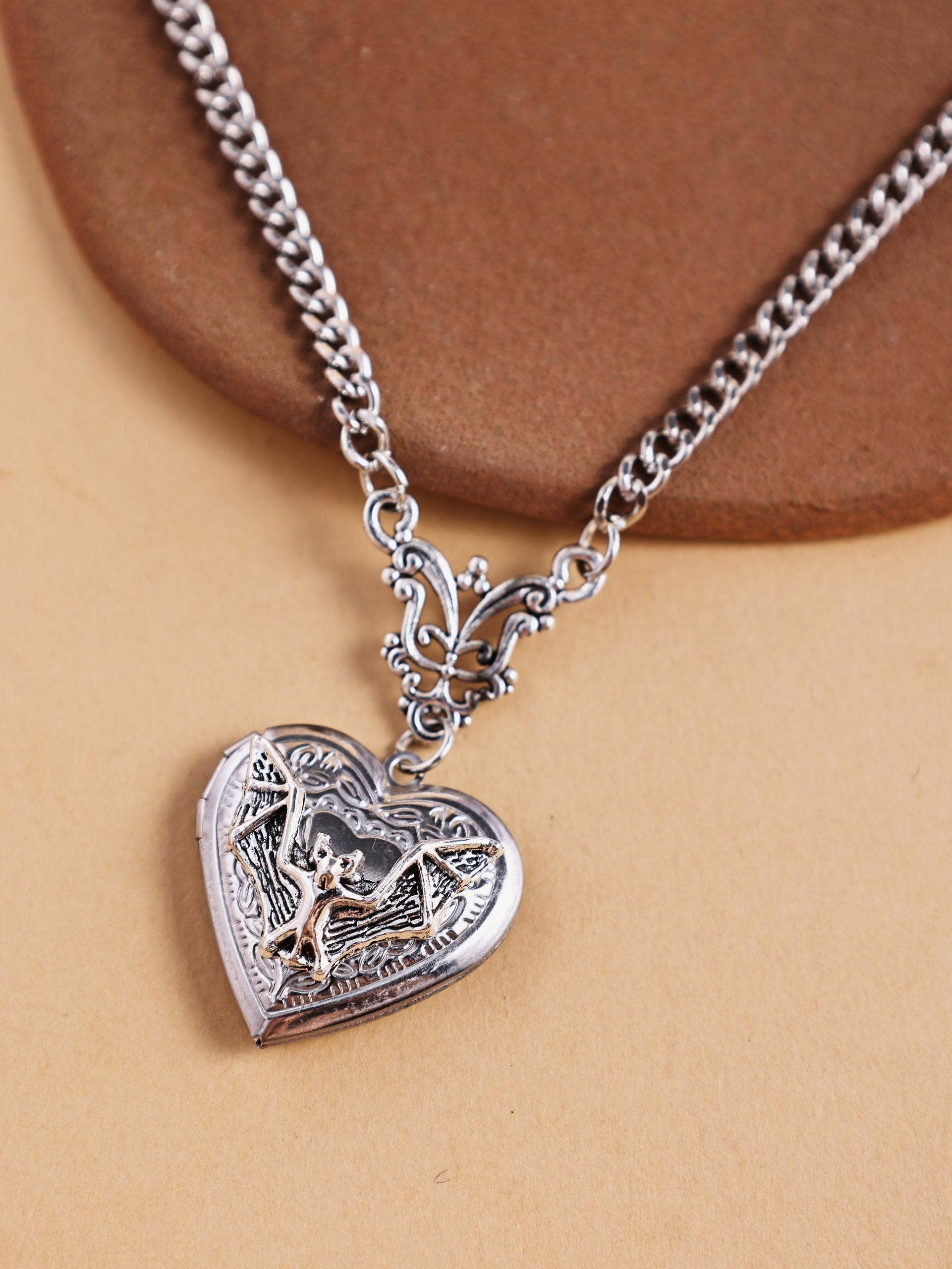 Revelari – wholesale Hänge-/berlockhalsband – Gothic Heart Bat Medaljonghalsband1