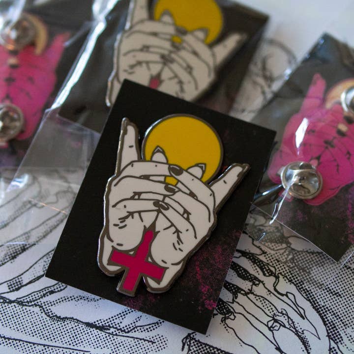 Pin's Émail du Pèlerin Pénitent pour la vente par Chain Assembly LLC