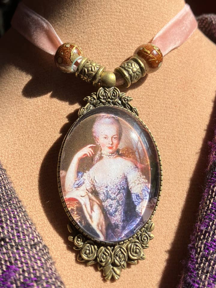 Gargantilla de terciopelo rococó del siglo XVIII, María Antonieta para venta al por mayor de Elysium Pendants