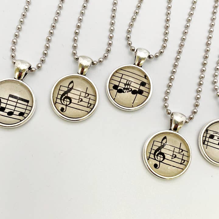 Collier avec pendentif : Partitions vintage pour la vente par Tanner Glass