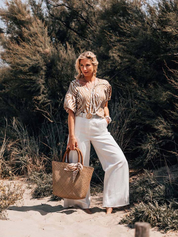 NINA - Kamelfarbenes Zebra-Zebra-Kurzarm-Fluidbluse mit V-Ausschnitt für den Großhandel von LES BLONDINETTES