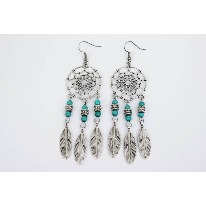 Boucles d'oreilles attrape-rêves avec pierres précieuses turquoises et plumes argentées d'inspiration tribale pour la vente par Ninolia