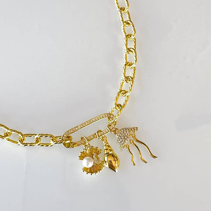 Savvy Bling - Wholesale Pendant/Charm Necklace - CZ Long Carabiner Clasp Textured Chain Charm Necklace