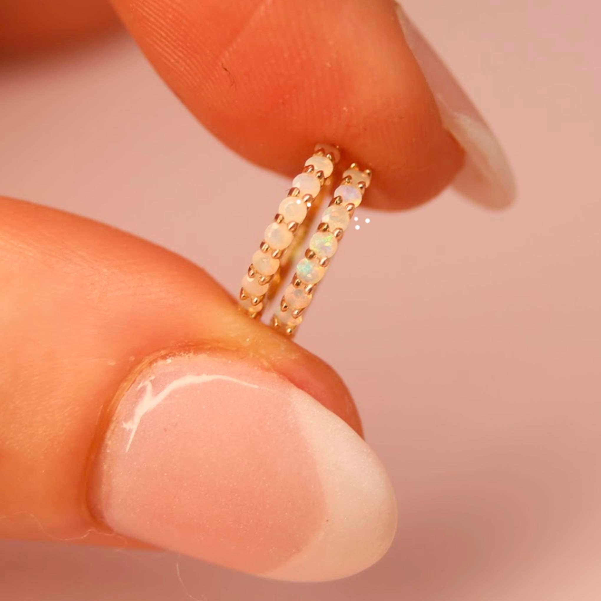 La Kaiser – wholesale Huggieörhängen – 14kt Opal Mini Huggies2