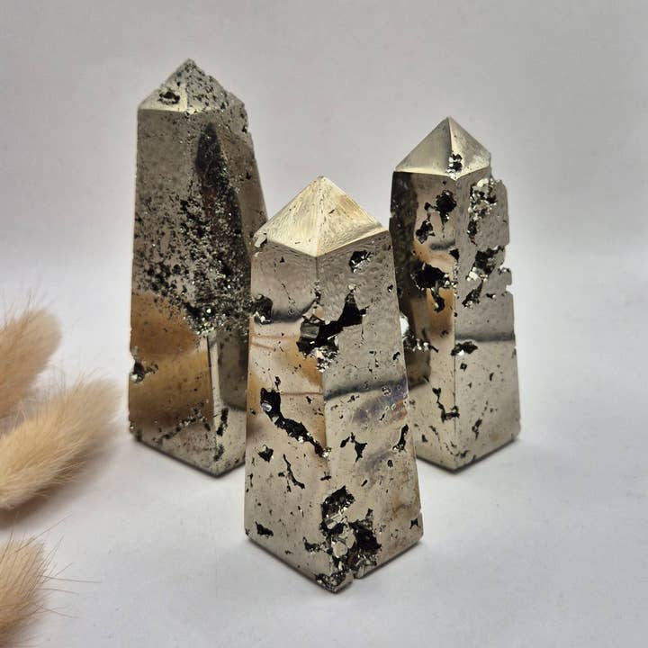 Obélisque en pierre précieuse Pyrite – Haute Qualité avec Druzy & Brillance Métallique pour la vente par Moonlight Gemstones